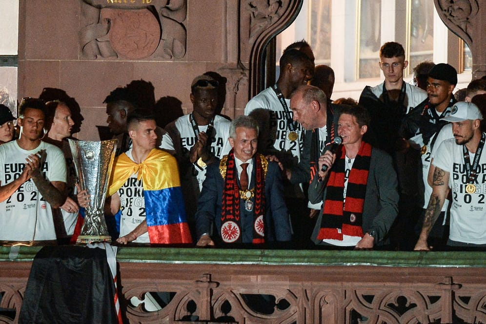 OB Peter Feldmann (in der Mitte mit Schal) auf dem Balkon des Römer mit der Mannschaft: Er sorgte mal wieder für einen peinlichen Auftritt.