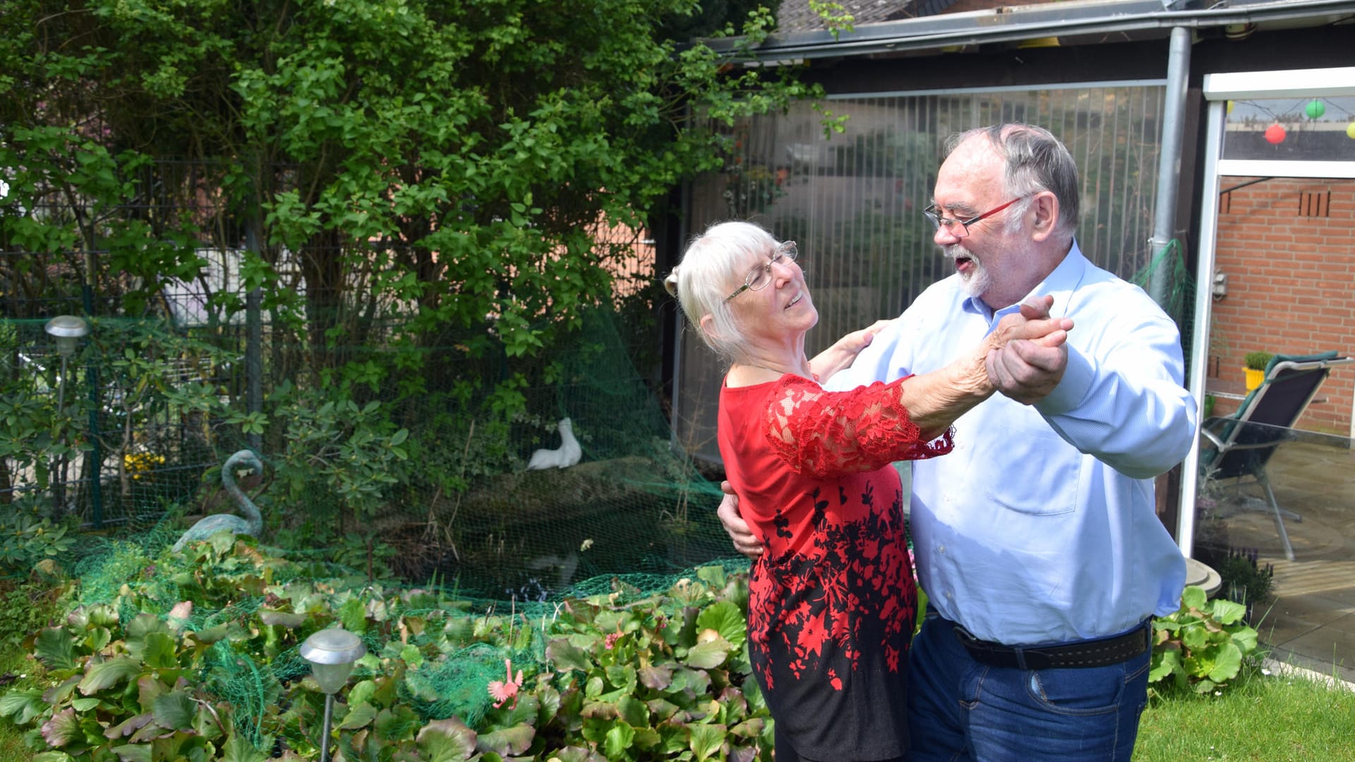 Rosemarie und Gernot Wittko in ihrem Garten: Hier veranstalten sich auch bei gutem Wetter das ein oder andere Grillfest.