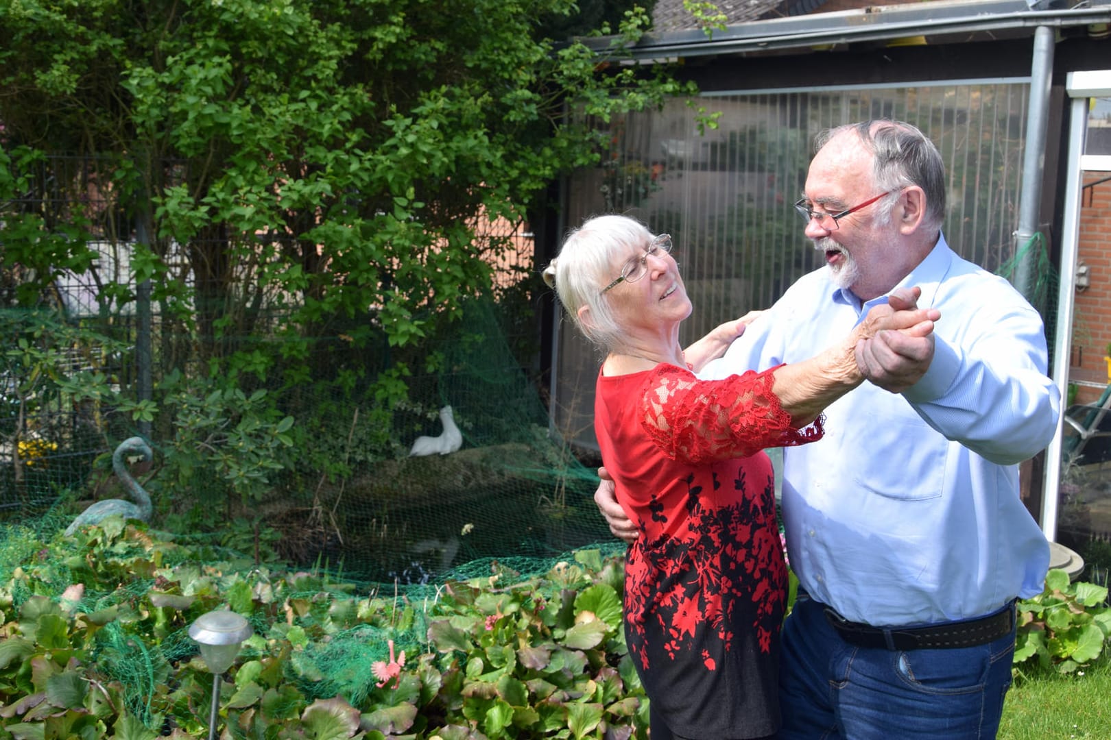 Rosemarie und Gernot Wittko in ihrem Garten: Hier veranstalten sich auch bei gutem Wetter das ein oder andere Grillfest.