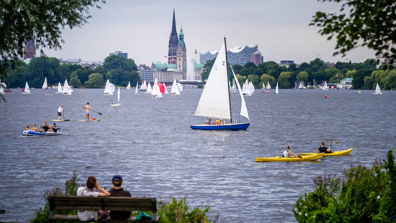 Zahlreiche Wassersportler auf der Alster (Archivbild): Besonders im Sommer tummelt es sich auf dem Gewässer.