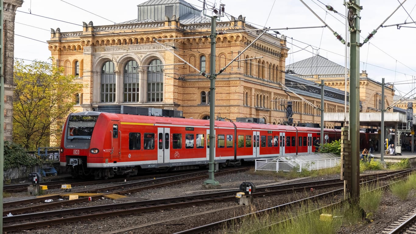 Eine S-Bahn am Hauptbahnhof Hannover (Symbolbild): Die Bahn rechnet mit einem Ansturm auf das 9-Euro-Ticket.