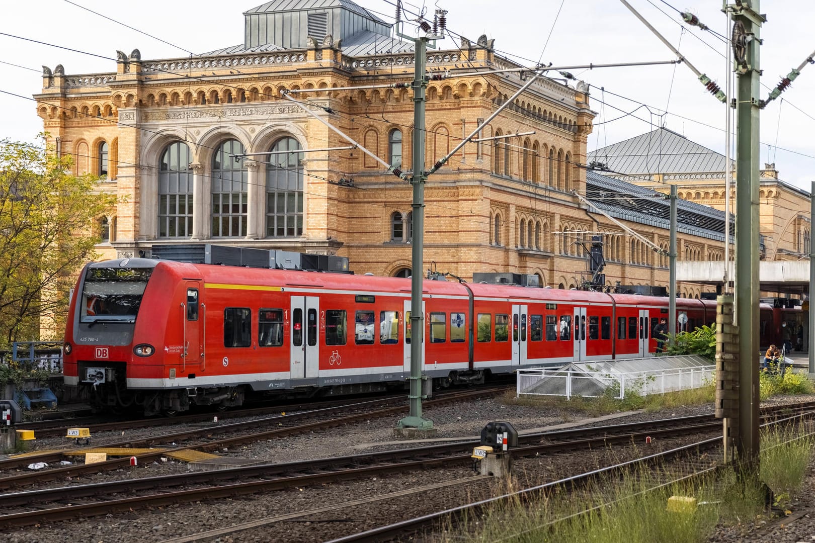 Eine S-Bahn am Hauptbahnhof Hannover (Symbolbild): Die Bahn rechnet mit einem Ansturm auf das 9-Euro-Ticket.