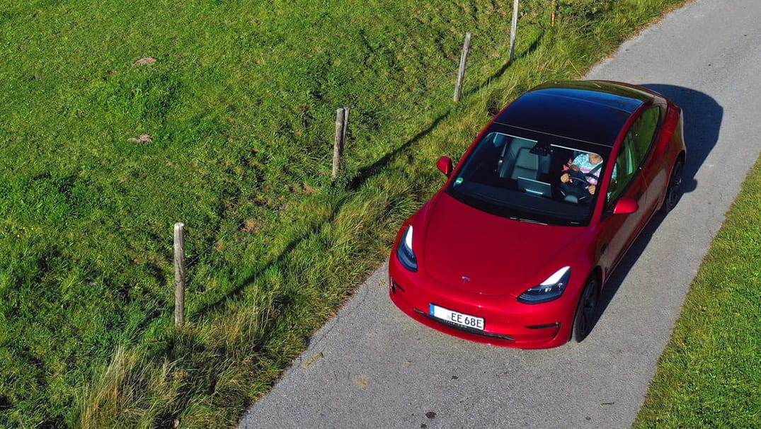 Heiße Kiste: Fahrer eines Elektroautos sollten im Sommer einiges beachten.