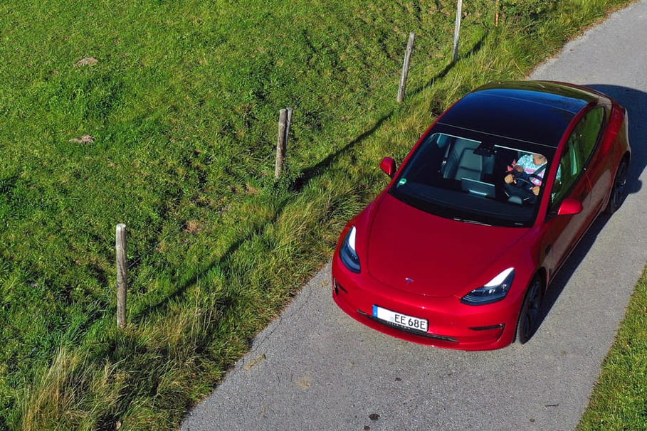 Heiße Kiste: Fahrer eines Elektroautos sollten im Sommer einiges beachten.