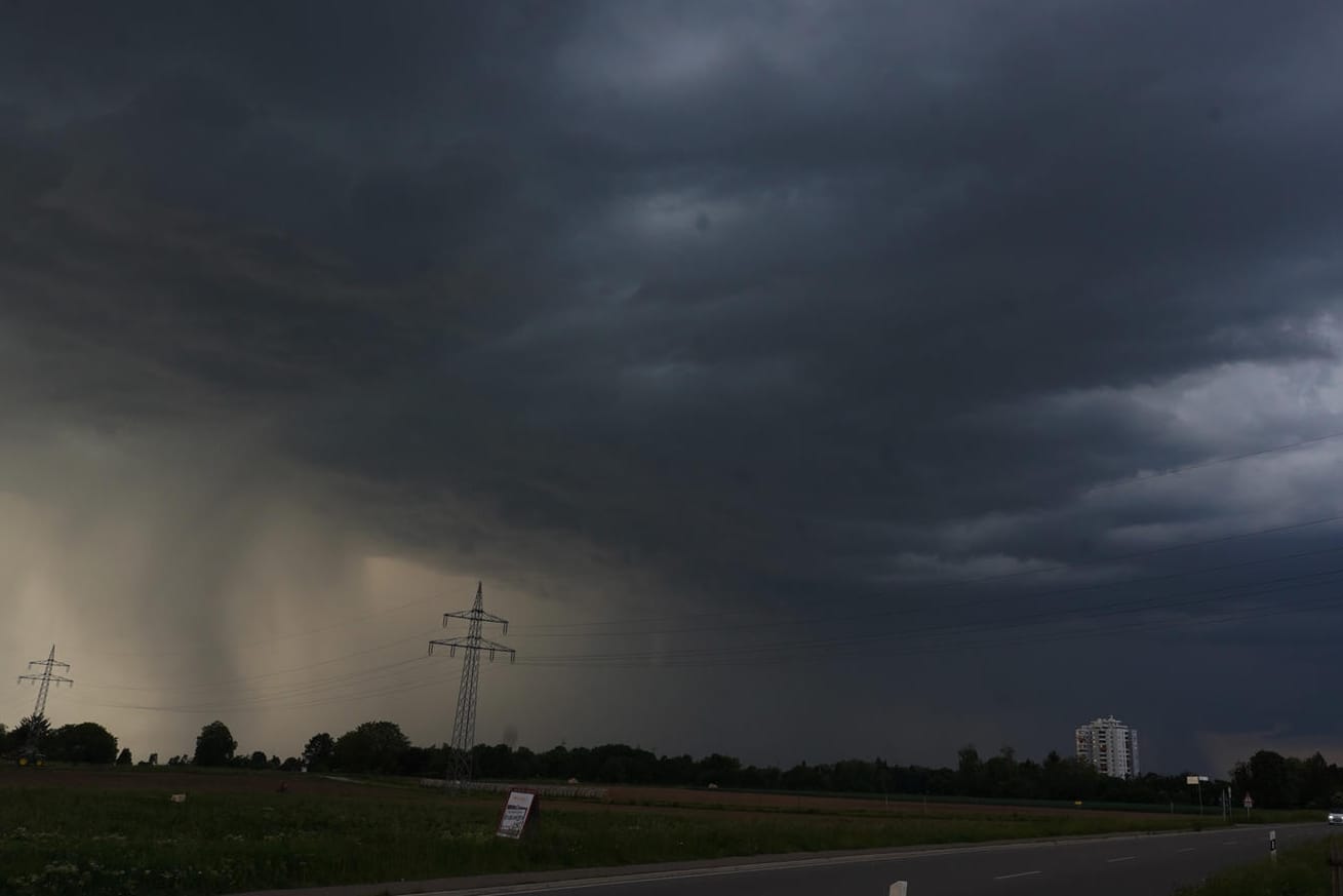 Dunkle Gewitterwolken stehen über Fellbach-Schmiden: Das Risiko für schwere Unwetter ist am Freitag noch größer als am Vortag.