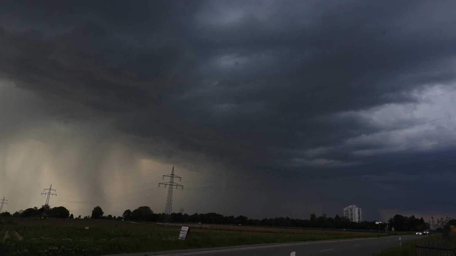 Dunkle Gewitterwolken stehen über Fellbach-Schmiden: Das Risiko für schwere Unwetter ist am Freitag noch größer als am Vortag.