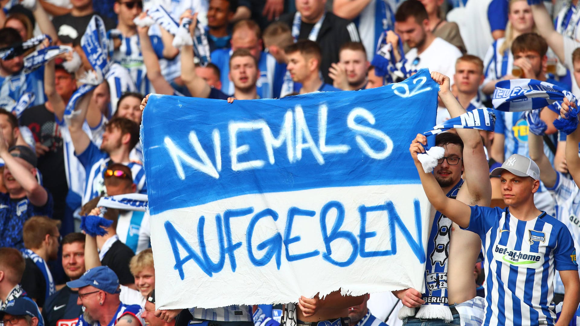 Hertha-Fans am Donnerstag: Das erste Relegationsspiel gegen den HSV verlor der Hauptstadt-Club mit 0:1. Hertha-Fans am Donnerstag: Das erste Relegationsspiel gegen den HSV verlor der Hauptstadt-Club mit 0:1.