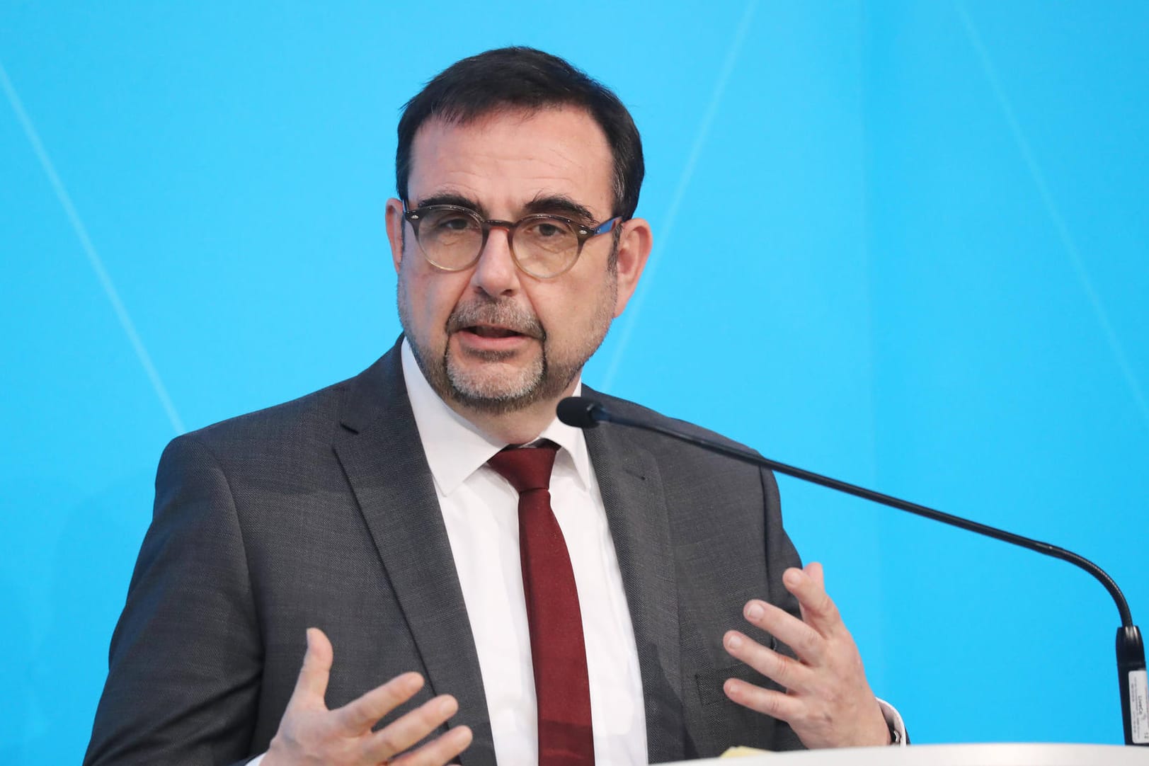 Bayerns Gesundheitsminister Klaus Holetschek bei einer Pressekonferenz (Archivbild): Am Freitag informierte er zum deutschlandweit ersten Affenpocken-Fall in München.