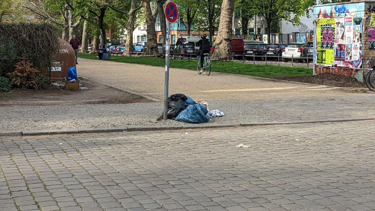 Müllsäcke lehnen an einem Parkverbotsschild an der Schillerpromenade: Dem Straßen- und Grünflächenamt fehlen nach eigenen Angaben die Kapazitäten, um die Berliner Grünanlagen sauber zu halten.