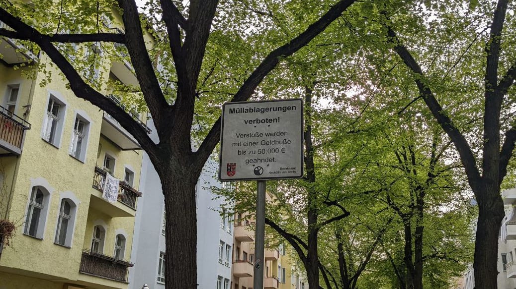 Ein Schild weist auf das Verbot von Müllablagerungen hin: Der Abschreckungseffekt fiel in Neukölln niedriger aus als erhofft.