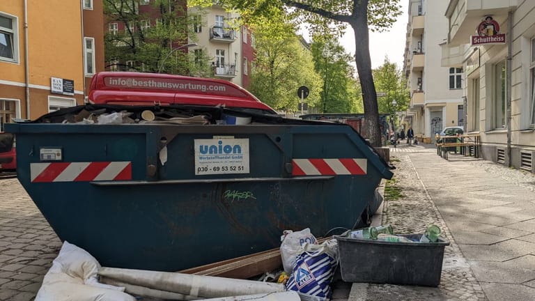 Müll liegt neben einem Container in der Allerstraße: Prävention allein reicht in Neukölln nicht aus, um das Müllproblem in den Griff zu bekommen.