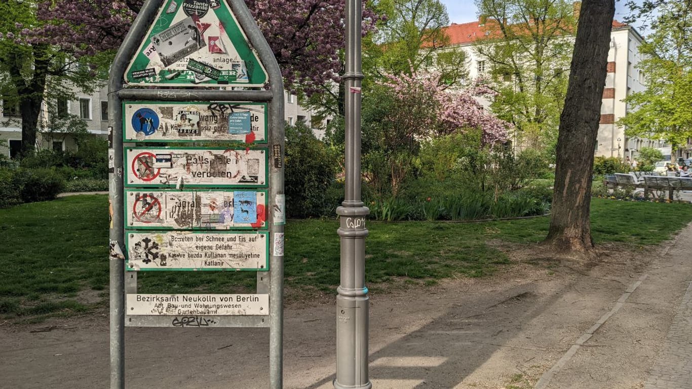 Eingang zum Wartheplatz in Neukölln: Er ist einer von 79 Berliner Parks, dessen Reinigung die BSR übernimmt.