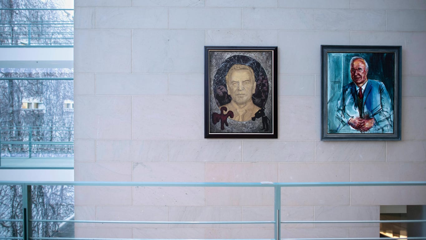 Gerhard Schröders Gemälde in der Kanzlergalerie im Bundeskanzleramt neben dem von Helmut Kohl.