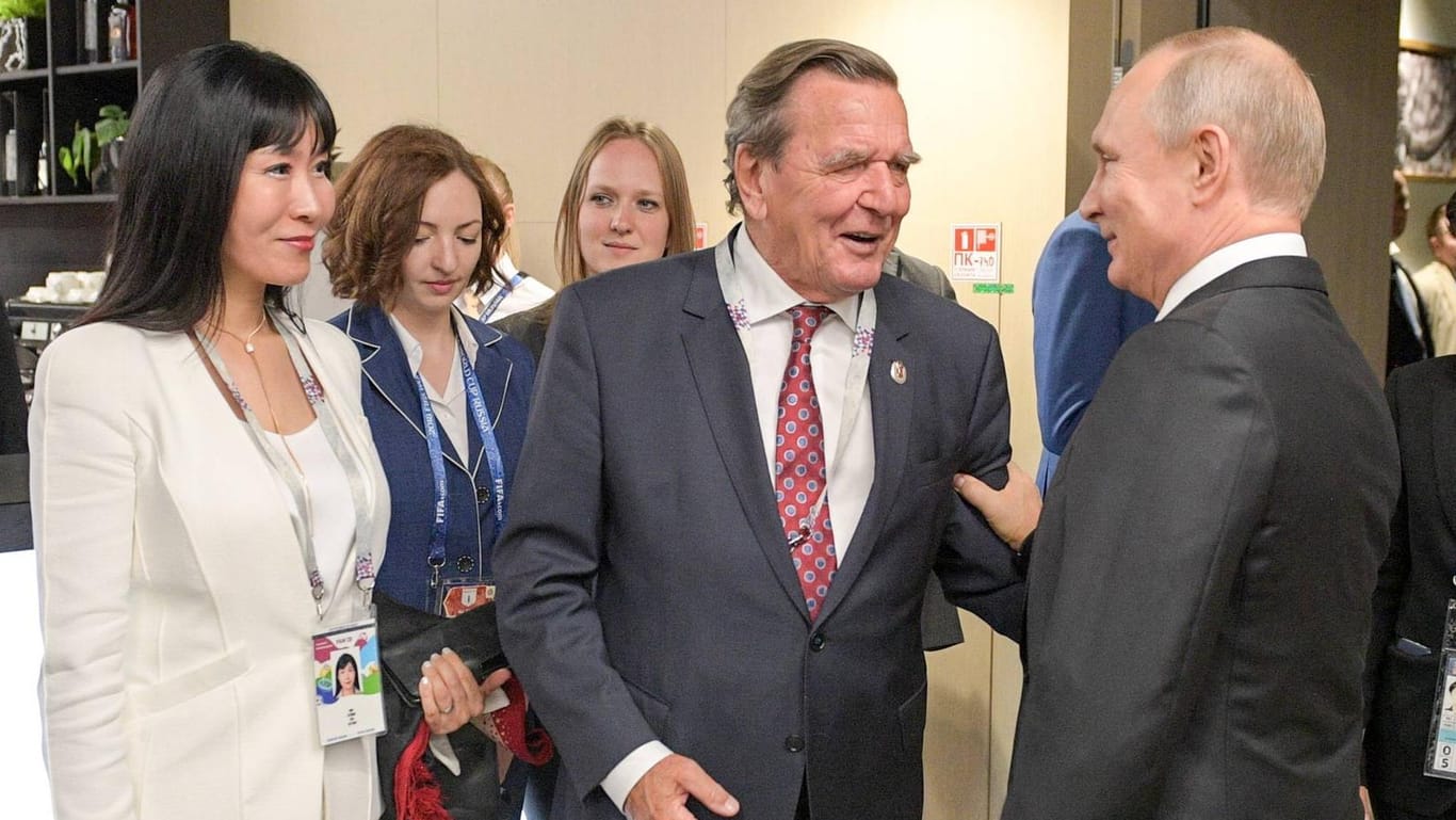 Gerhard Schröder mit seiner Frau So-yeon Schröder-Kim im Jahr 2018 in Moskau – bei Kumpel Wladimir Putin.