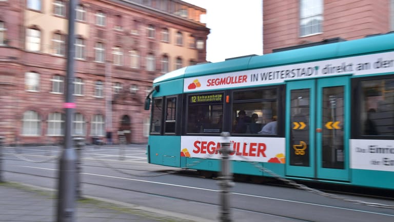 Straßenbahn in Frankfurt (Symbolbild): Deutschlandweit werden Menschen vom 1. Juni bis 31. August für monatlich 9 Euro den Nahverkehr nutzen.