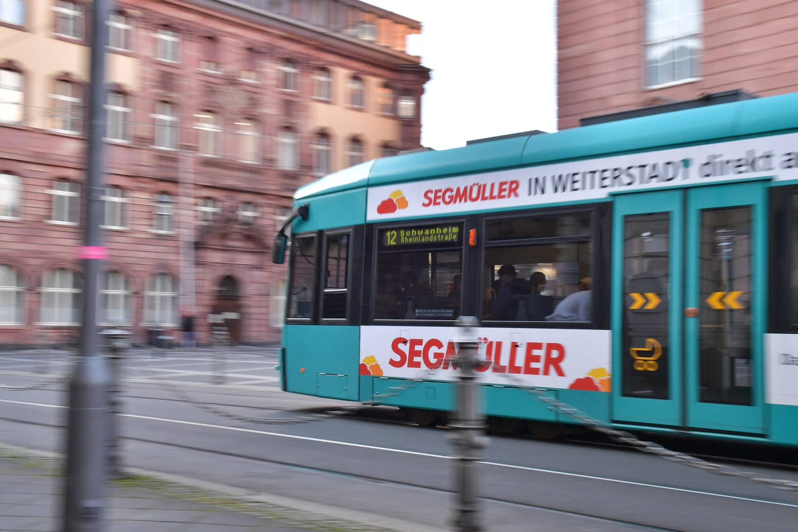 Straßenbahn in Frankfurt (Symbolbild): Deutschlandweit werden Menschen vom 1. Juni bis 31. August für monatlich 9 Euro den Nahverkehr nutzen.