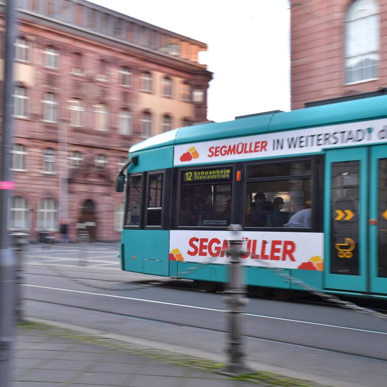 Straßenbahn in Frankfurt (Symbolbild): Deutschlandweit werden Menschen vom 1. Juni bis 31. August für monatlich 9 Euro den Nahverkehr nutzen.
