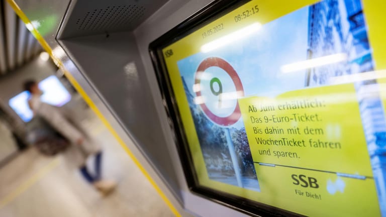 An einem Ticketautomat der SSB ist Werbung für das 9-Euro-Ticket zu sehen: Mit dem Monatstickets sollen Millionen Menschen im Juni, Juli und August überall in der Republik in Bus und Bahn steigen können.