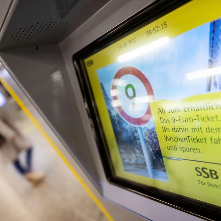 An einem Ticketautomat der SSB ist Werbung für das 9-Euro-Ticket zu sehen: Mit dem Monatstickets sollen Millionen Menschen im Juni, Juli und August überall in der Republik in Bus und Bahn steigen können.