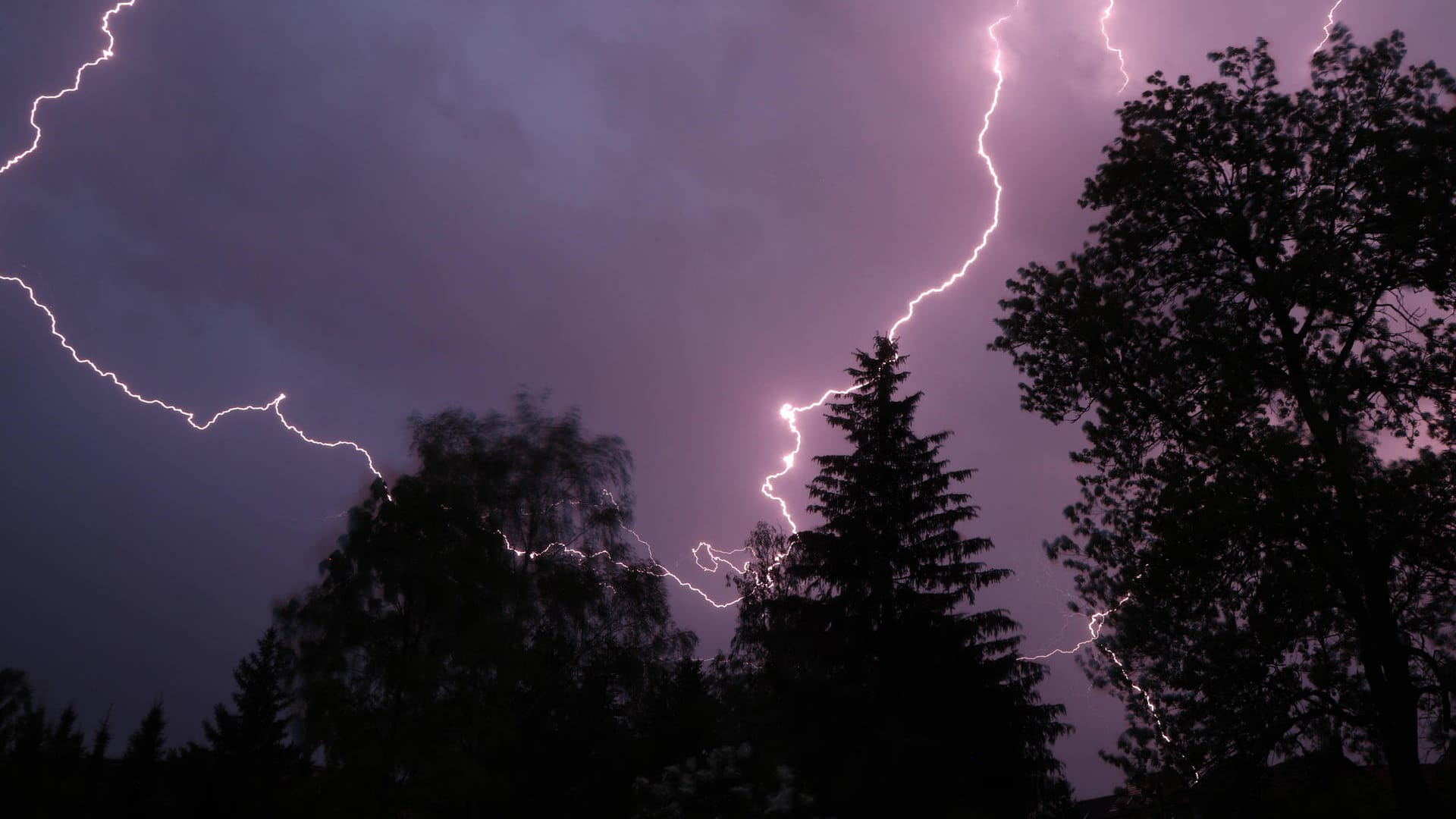 Ein Blitzeinschlag und Gewitterwolken (Symbolbild): Auch am Samstag und Sonntag ist mit Schauern zu rechnen. Ein Blitzeinschlag und Gewitterwolken (Symbolbild): Auch am Samstag und Sonntag ist mit Schauern zu rechnen.
