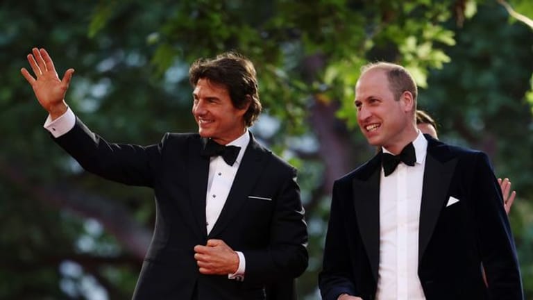 Tom Cruise (l) und Prinz William bei der zur Premiere des Films "Top Gun: Maverick".