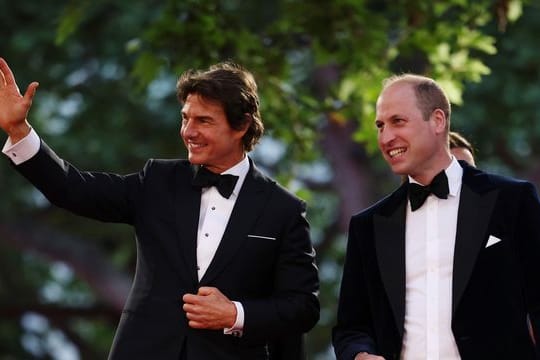 Tom Cruise (l) und Prinz William bei der zur Premiere des Films "Top Gun: Maverick".