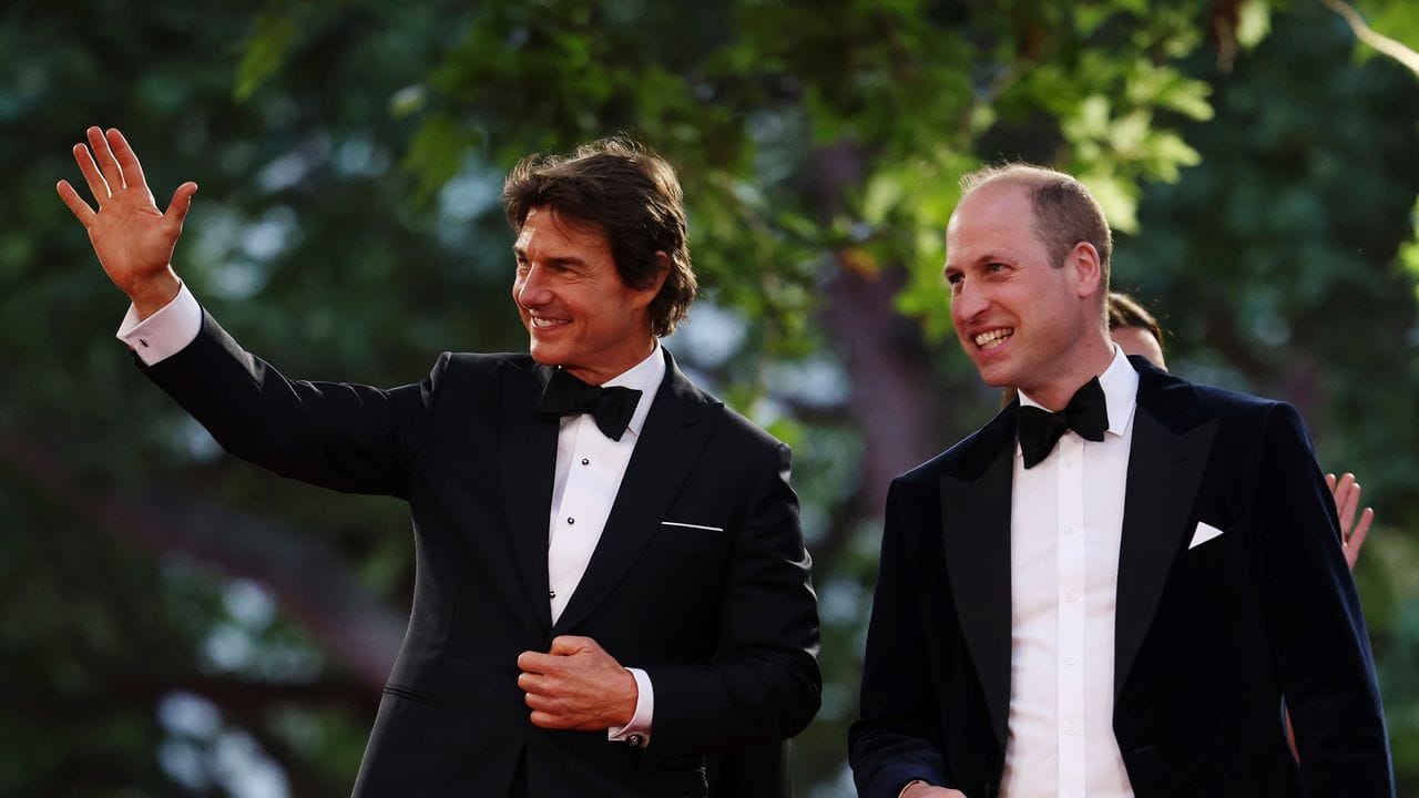 Tom Cruise (l) und Prinz William bei der zur Premiere des Films "Top Gun: Maverick".