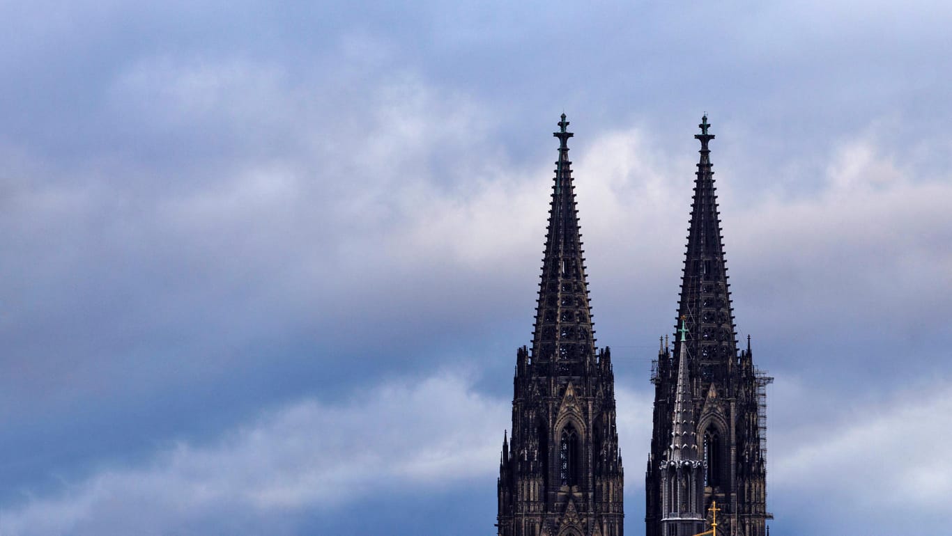 Die Turmspitzen des Kölner Doms: 2021 sind in Deutschlands mitgliederstärkstem Erzbistum so viele Menschen aus der katholischen Kirche ausgetreten, wie nie zuvor.