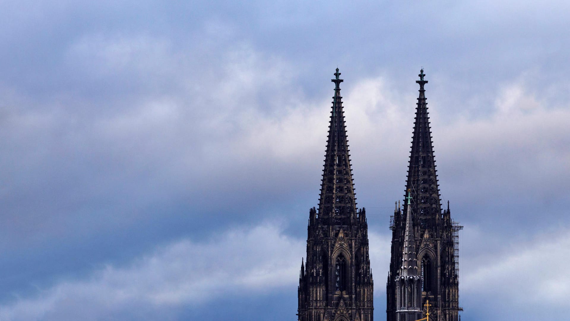 Die Turmspitzen des Kölner Doms: 2021 sind in Deutschlands mitgliederstärkstem Erzbistum so viele Menschen aus der katholischen Kirche ausgetreten, wie nie zuvor.