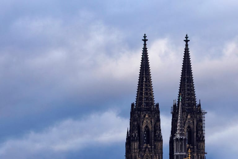 Die Turmspitzen des Kölner Doms: 2021 sind in Deutschlands mitgliederstärkstem Erzbistum so viele Menschen aus der katholischen Kirche ausgetreten, wie nie zuvor.