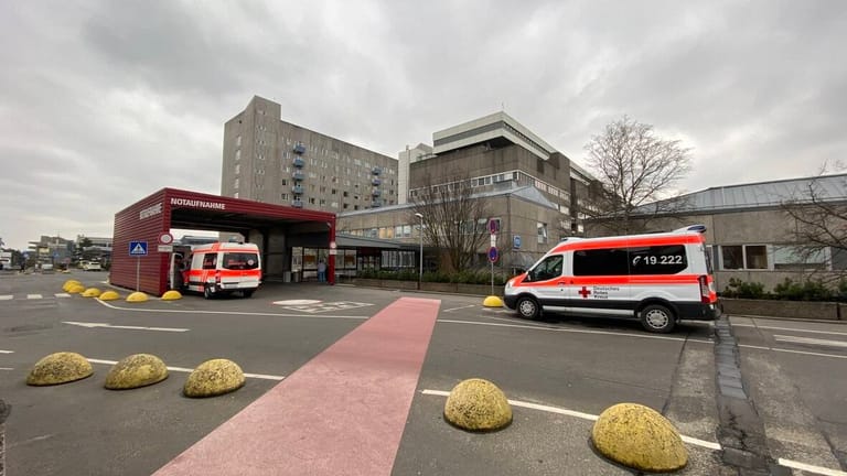 Rettungswagen vor der Medizinischen Hochschule Hannover (Symbolbild): Die Verletzten wurden auf Krankenhäuser im ganzen Norden verteilt.