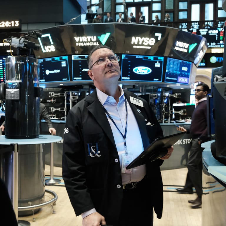 Ein Trader an der New Yorker Börse (Symbolbild): Am Freitag konnte der Börsenindex Dax zwar ein bisschen Boden wettmachen, doch auf Wochensicht verlor er 0,3 Prozent.
