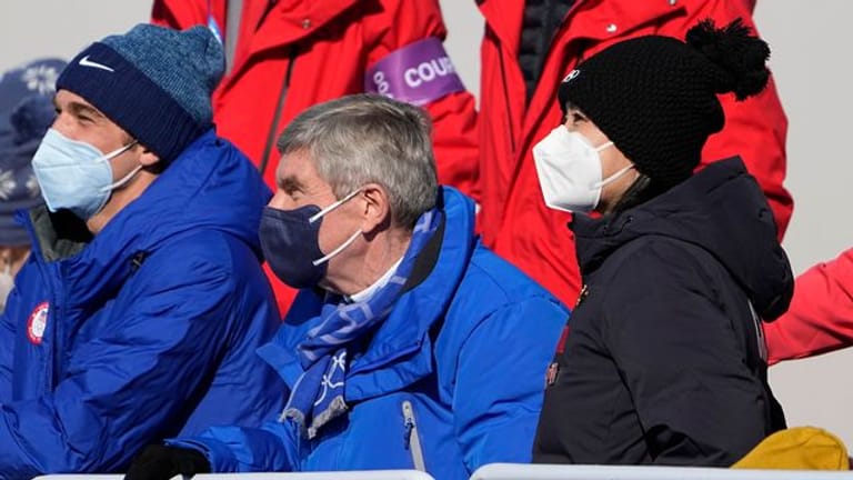 Die chinesische Tennisspielerin Peng Shuai (r) und IOC-Präsident Thomas Bach (M) bei den Winterspielen in Peking.