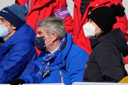 Die chinesische Tennisspielerin Peng Shuai (r) und IOC-Präsident Thomas Bach (M) bei den Winterspielen in Peking.