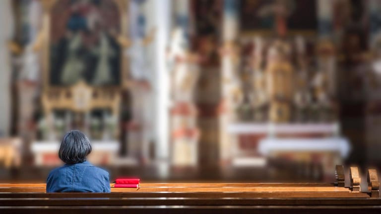 Eine Seniorin sitzt allein in einer Kirche (Symbolbild): "Heute haben wir nicht mal mehr einen Priester", sagt Annemarie Hoffmann.