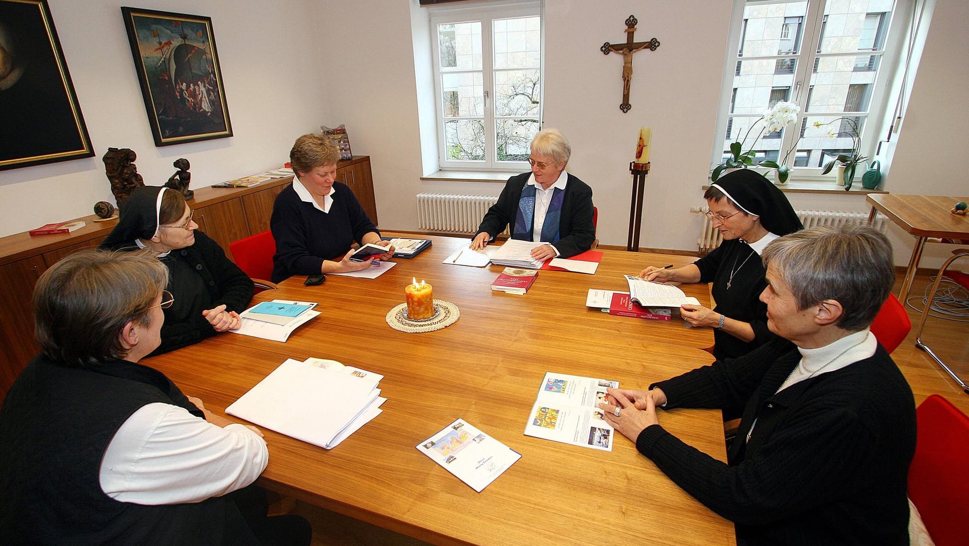 Besprechung in einem Ordensstift: Bislang ist das Kölner Erzbistum von oben nach unten organisiert. Msgr. Markus Bosbach will das ändern.