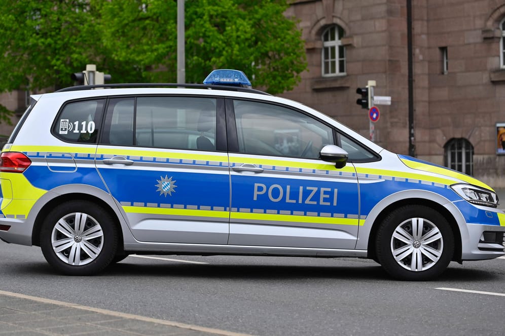 Ein Streifenfahrzeug der Nürnberger Polizei (Symbolbild): Ein möglicher Betrüger ist bereits in Gewahrsam.