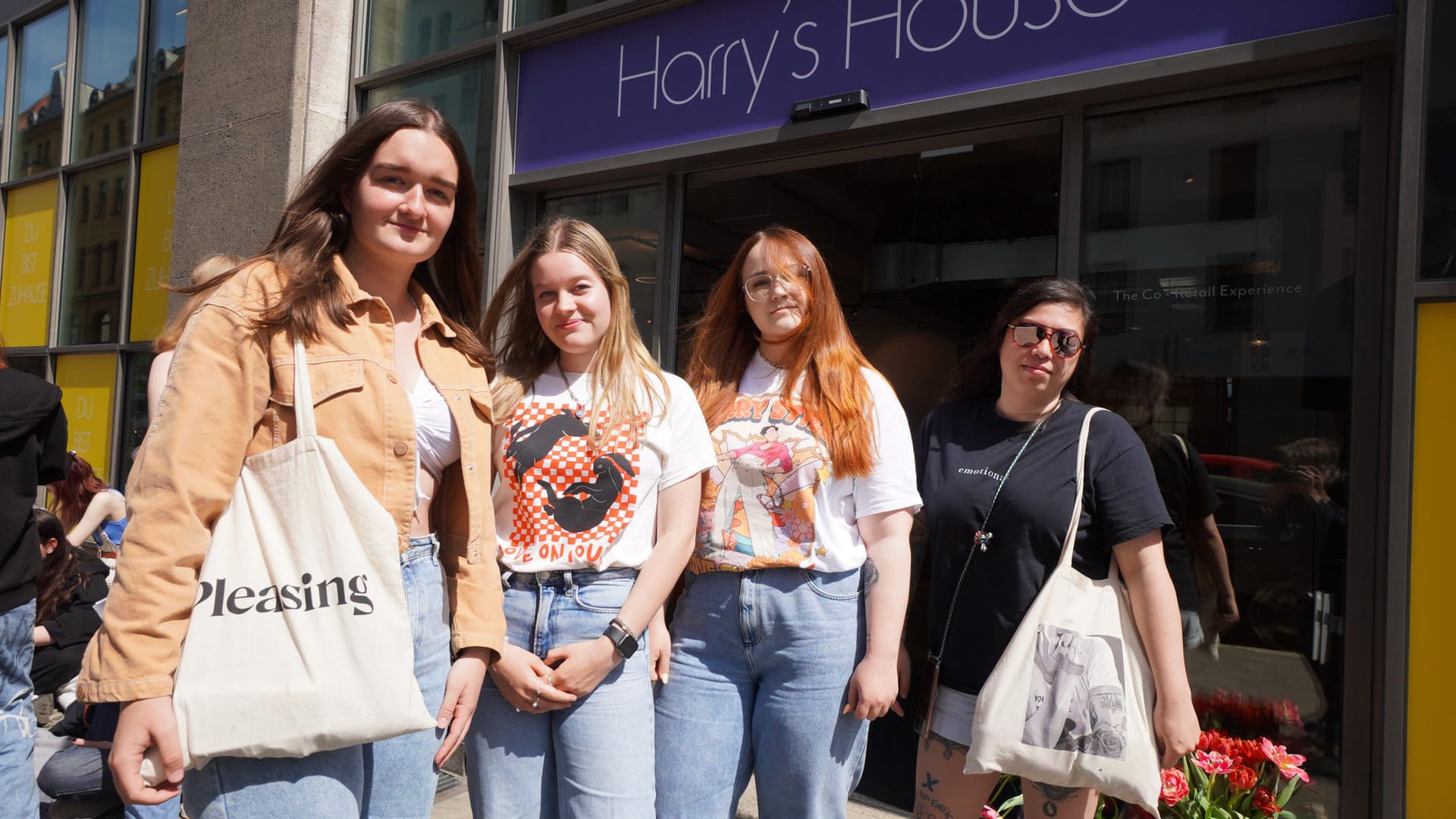 Fans vor "Harry's House": Der Laden trägt den gleichen Namen wie das neue Album des Briten.