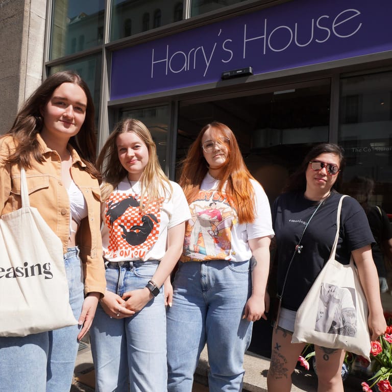 Fans vor "Harry's House": Der Laden trägt den gleichen Namen wie das neue Album des Briten.