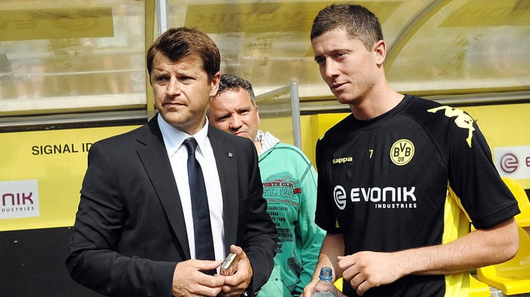 Spielerberater Cezary Kucharski (li.) mit Robert Lewandowski im Sommer 2010: Der Pole war in diesem Jahr von Lech Posen zum BVB gewechselt.