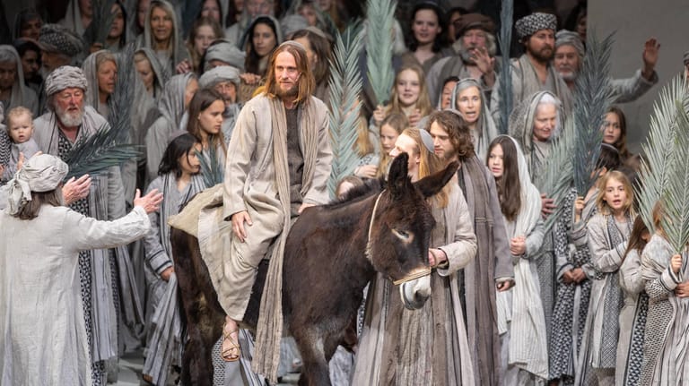 Oberammergauer Passionsspiele: Jesus (Frederik Mayet) zieht auf einem Esel in Jerusalem ein.