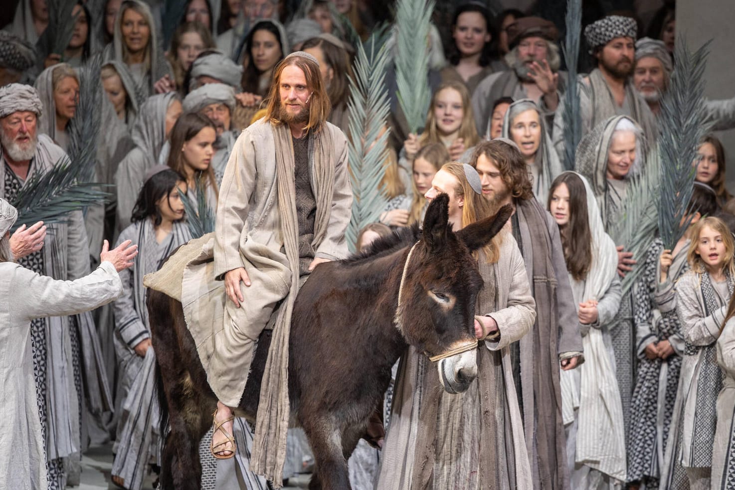 Oberammergauer Passionsspiele: Jesus (Frederik Mayet) zieht auf einem Esel in Jerusalem ein.