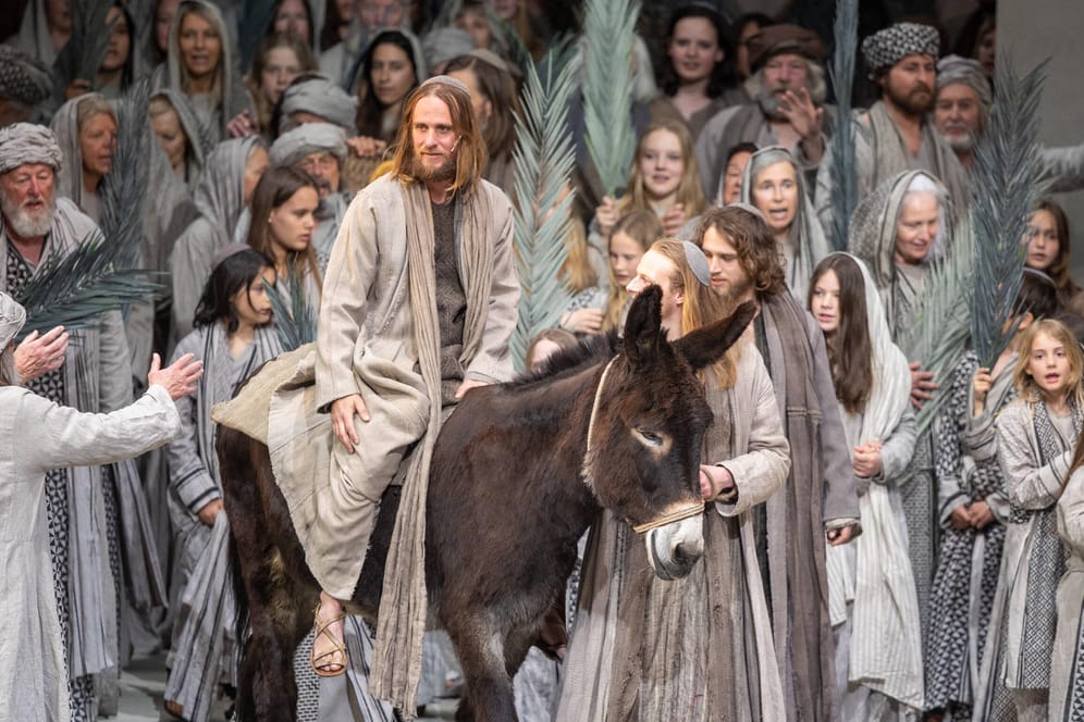 Oberammergauer Passionsspiele: Jesus (Frederik Mayet) zieht auf einem Esel in Jerusalem ein.