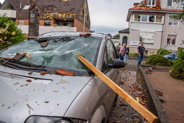 Eine Dachlatte steckt in der Windschutzscheibe eines parkenden Autos in Paderborn: Ein Tornado hat in dem Ort Dächer abgedeckt und Bäume entwurzelt.