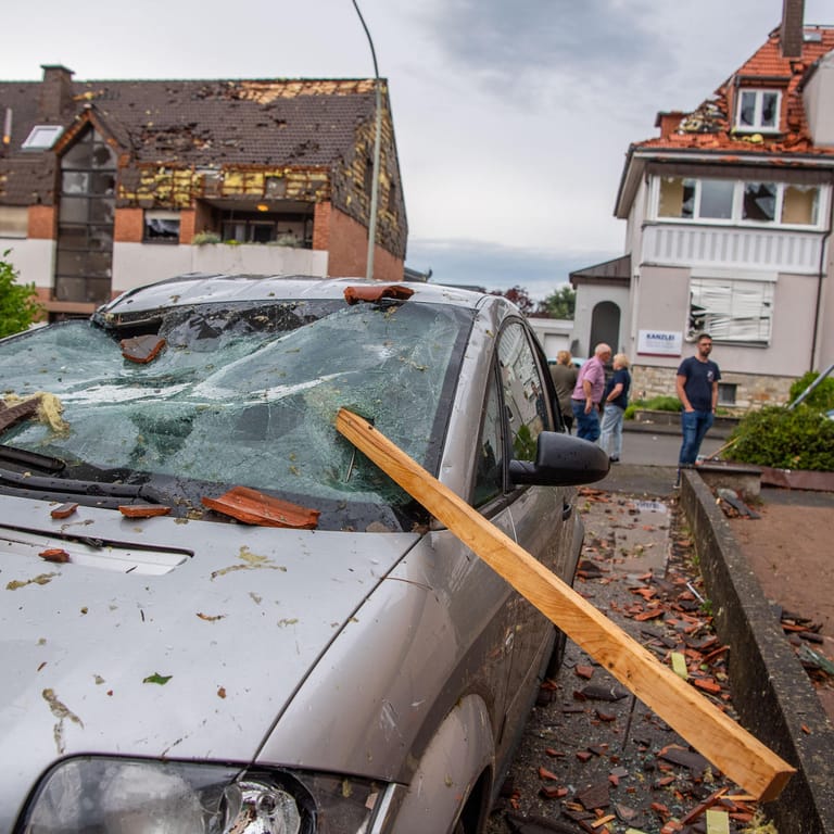 Eine Dachlatte steckt in der Windschutzscheibe eines parkenden Autos in Paderborn: Ein Tornado hat in dem Ort Dächer abgedeckt und Bäume entwurzelt.