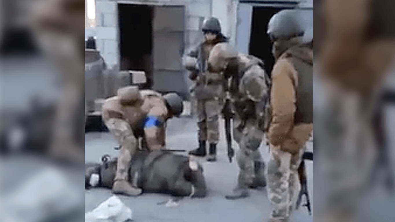 Mutmaßlich Gefangene am Boden, bedroht von Soldaten mit Gewehren: Das Video ging in sozialen Medien um die Welt.