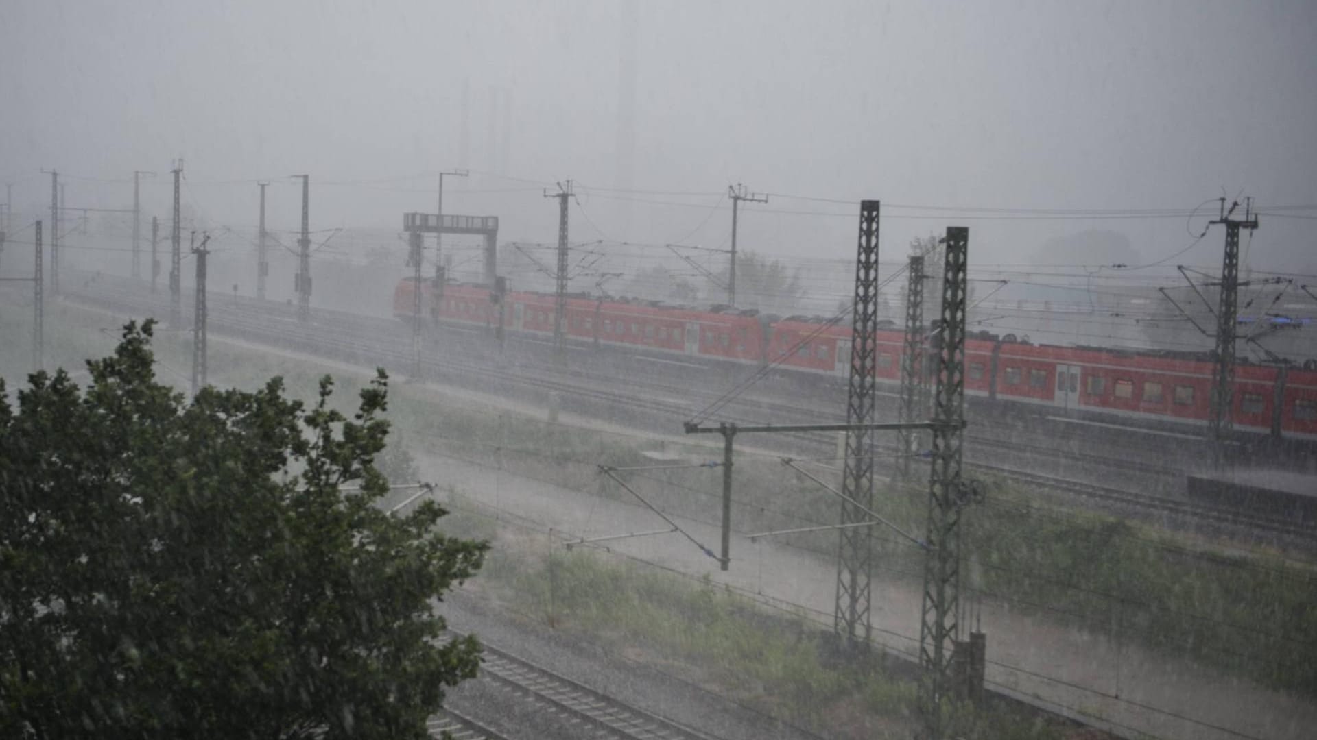 Unwetter in Nürnberg (Archivbild): Heftige Gewitter haben in Teilen den Zugverkehr lahmgelegt.