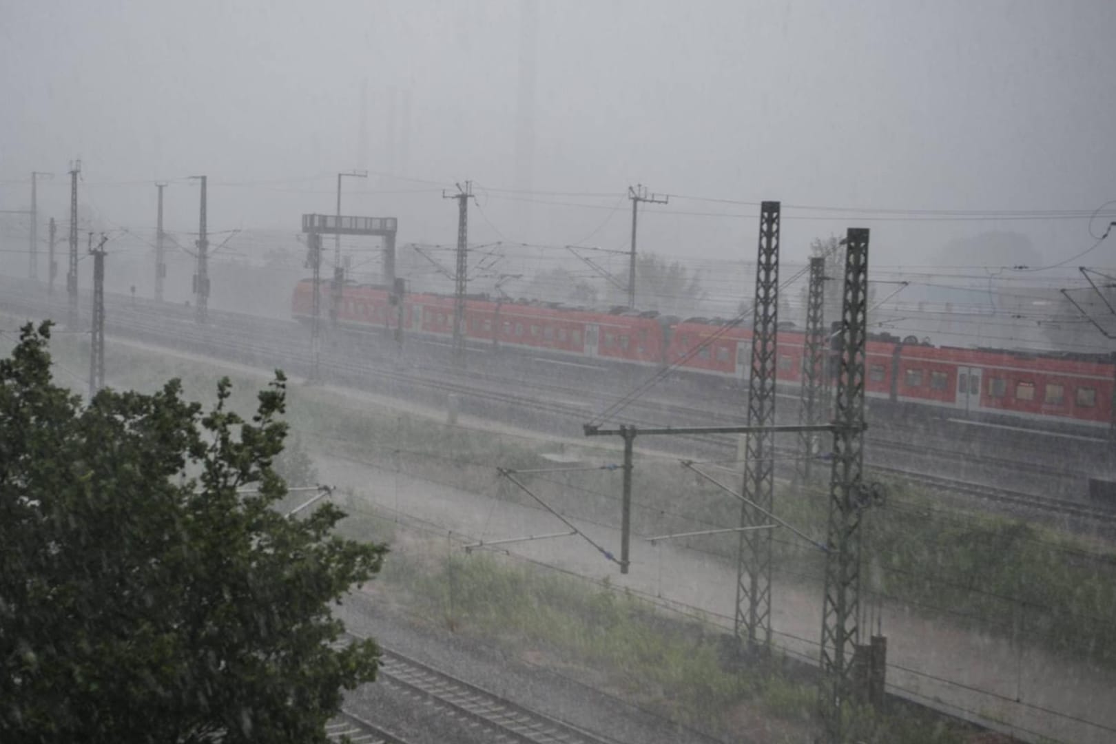 Unwetter in Nürnberg (Archivbild): Heftige Gewitter haben in Teilen den Zugverkehr lahmgelegt.