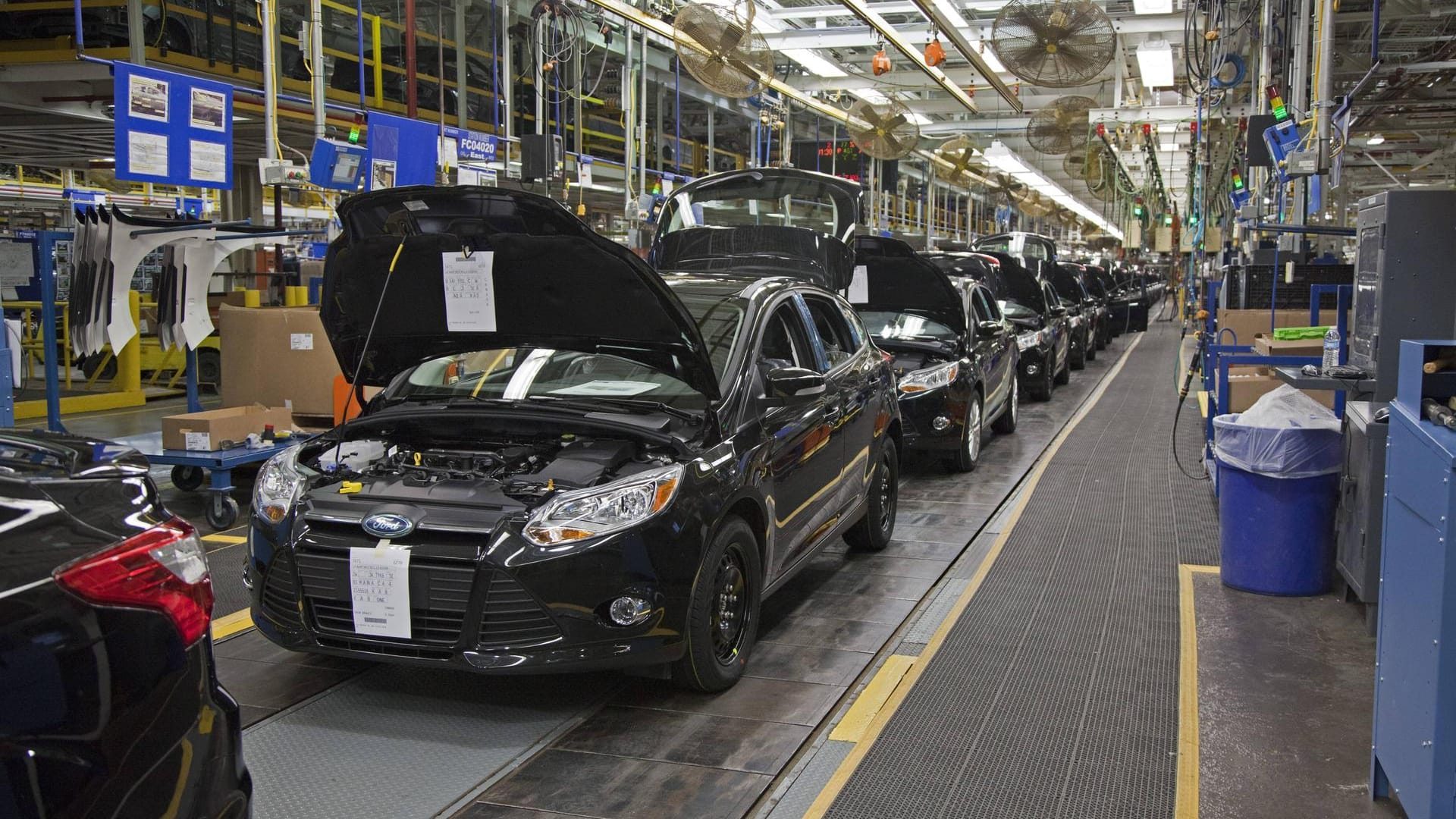 Produktion im Ford-Werk (Symbolbild): Chiphersteller der Mobilfunkbranche setzen den Autobauer massiv unter Druck.