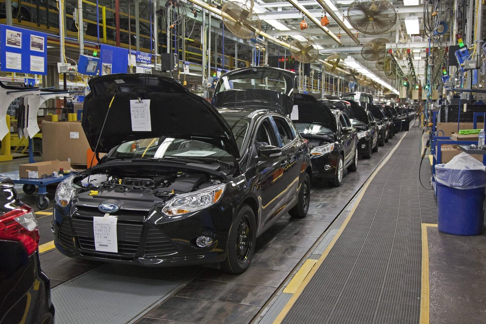 Produktion im Ford-Werk (Symbolbild): Chiphersteller der Mobilfunkbranche setzen den Autobauer massiv unter Druck. Produktion im Ford-Werk (Symbolbild): Chiphersteller der Mobilfunkbranche setzen den Autobauer massiv unter Druck.